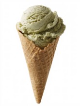 Eine knusprige Eiswaffel gefüllt mit cremigem Pistazieneis, AI generiert, AI generated