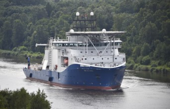 Cable carrier, sea cable carrier, ship, vessel, specialised ship, NKT VICTORIA sails in the Kiel