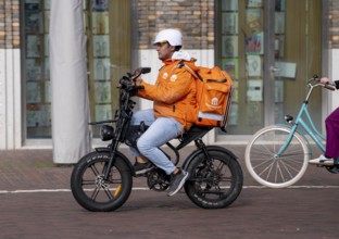 Bicycle transport in Groningen, thuisbezorg.nl Bote, in Germany the delivery service is called