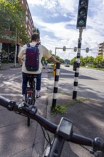 Inner-city cycle path, separated from the carriageway for cars, cycle traffic lights, request