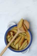 Fried puff noodles in pot