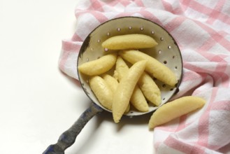 Raw Schupfnudeln in Siebkelle, Nudelsorte, Germany