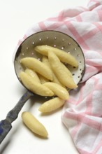 Raw Schupfnudeln in Siebkelle, Nudelsorte, Germany