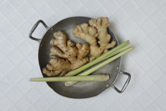 Ginger, ginger tubers and lemongrass with peel