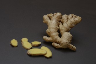 Ginger and ginger slices, Zingiber officinale