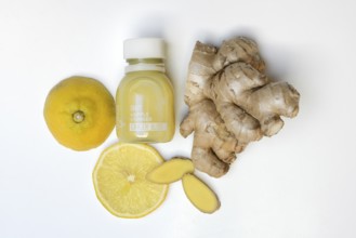 Ginger and sliced lemon, ginger shot, Zingiber officinale