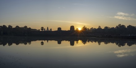 Angkor Wat, sunrise, Angkor, UNESCO World Heritage Site, Siem Reap, Cambodia, Indo-China, Southeast