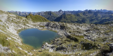 Mountain panorama over Laufbichlsee, behind it the Hochvogel, 2592m, Allgäu Alps, Allgäu, Bavaria,