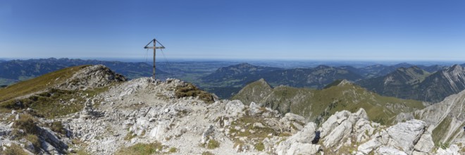 Mountain panorama with summit cross from Großer Dumb, 2280 m, into the Illertal with Grünten, 1738