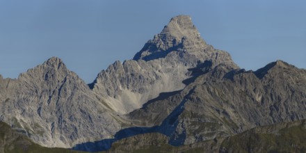 Mountain panorama from the Koblat-Höhenweg on the Nebelhorn across the Obertal with lush green