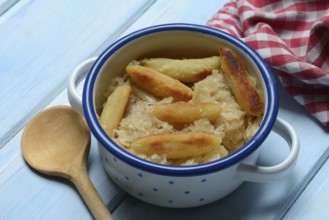 Fried puff noodles with sauerkraut in pots