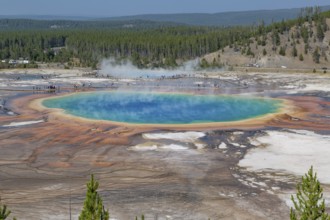 180823_010 Park visitors on observation boardwalk get close up view of the Grand Prismatic Spring