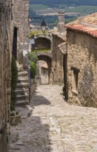 Medieval alley in the village of Lacoste, Vaucluse, Provence Alpes Côte d'Azur, Provence, France