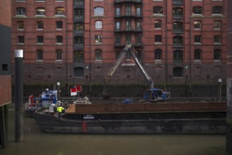 Dredging vessel in the canal, dredging, warehouses, brick buildings, Hamburger Speicherstadt,