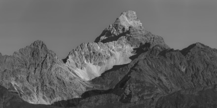 Mountain panorama from the Koblat-Höhenweg on the Nebelhorn across the Obertal with lush green