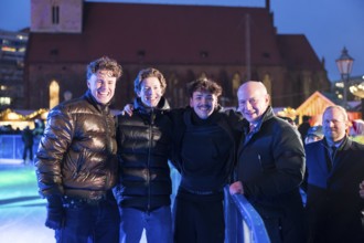 Kai Wegner, Governing Mayor of Berlin, has himself photographed with three skaters at the opening