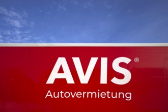 Lettering, logo, car rental AVIS on truck, sky behind, blue, Free and Hanseatic City of Hamburg,