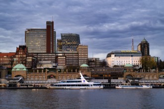 Excursion boats, Hotel Hafen Hamburg, Landungsbrücken, Free and Hanseatic City of Hamburg, evening