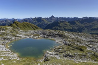 Mountain panorama over Laufbichlsee, behind it the Hochvogel, 2592m, Allgäu Alps, Allgäu, Bavaria,