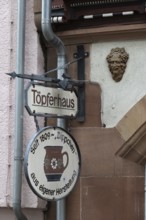 Sign am Töpferhaus, Fachwerk, stony path 8, Marburg, Hesse, Germany