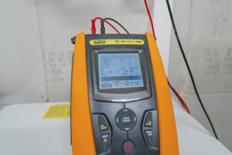 Detailed view of the display of a PVCheck PRO measuring device device with measurement information