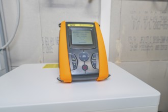 PVcheck PRO measuring device device with display installed in a technical environment
