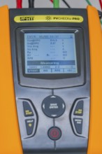 Electrical measuring device device with display for checking voltage values