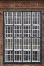 Historic windows, top with terracotta decoration, Renaissance façade, around 1560, Mengstraße 27,
