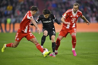 Duel, action Yuito Suzuki SC Freiburg SCF (14) against Tom Bischof FC Bayern Munich FCB (20) (left)
