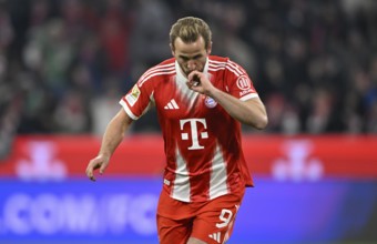 Goal cheer Harry Kane FC Bayern Munich FCB (09) gesture gesture kisses wedding ring, Allianz Arena,