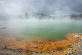 The champagne pool in the Waiotapu geothermal area (Wai-O-Tapu) . Waiotapu, Waikato, North Island,