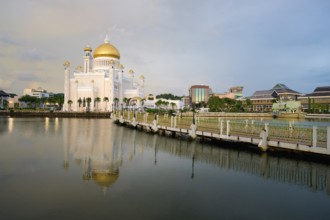 Masjid Omar Ali Saifuddien Mosque reflecting in pond at sunset, Bandar Seri Begawan, Brunei