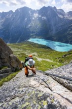 Mountaineer climbs on the secured Schijen-Zwärg via ferrata, climb to Bergseehütte, Göscheneralp in
