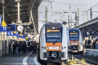 Dortmund Central Station, regional express trains, RRX, Rhein-Ruhr Express on the platform, RE4,