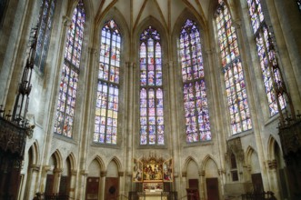 Interior photo, stained glass window in the choir, choir altar, high altar by Martin conductor,