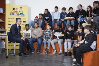 Thorsten Frei, head of the Federal Chancellery, is reading the book The Message in a Bottle by