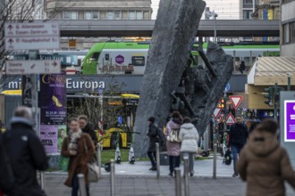 Downtown Essen, passers-by at Europaplatz, main train station, mining monument Steile Lagerung,