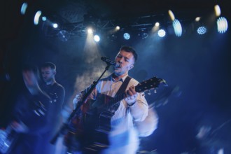 Eddie Keogh, singer of Kingfishr live in Berlin's Gretchen on 14.11.2025 Note: the photo was taken