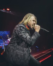 Singer Matt Walst from Three Days Grace live on tour 25 at Berlin's Tempodrom on 19.11.2025