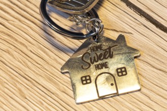 Close-up of a key ring with the inscription HOME SWEET HOME (symbolic image)