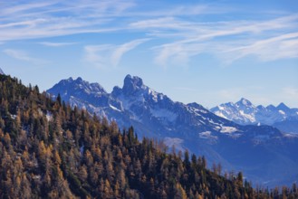 Trattberg Alm with view of the Dachstein massif with Bischofsmütze, Osterhorn Group, Salzkammergut,