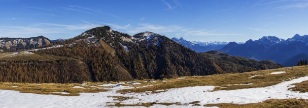 Snowfield on the Trattberg Alm with a view of the Hochwieskopf, Osterhorn Group, Salzkammergut,