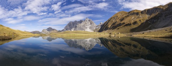 Mountain panorama in autumn, Eissee, Oytal, behind Großer Wilder, 2379m, Hochvogel and Rosszahn
