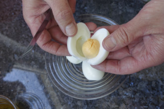 Southern German cuisine, preparation of aioli, garlic cream, mayonnaise, remove egg yolk from egg
