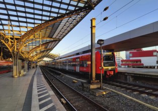 Central Station early in the morning with regional express, Cologne, Rhineland, North
