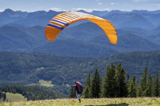 Paragliders starting at Brauneck, Bavarian Prealps, Isarwinkel, Lenggries, Upper Bavaria, Bavaria,