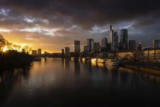 The sun sets behind the Main and bathes Frankfurt's banking skyline in orange-yellow light, Alte
