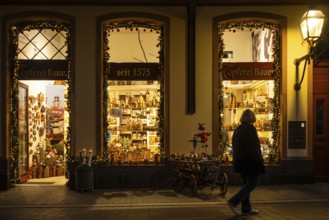 At Christmas time, a passerby strolls through Frankfurt's New Old Town and looks at the shop