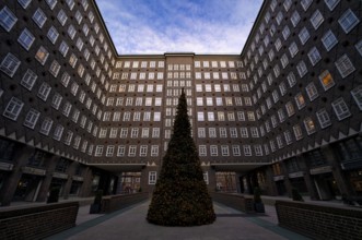 Christmas tree in Sprinkenhof, Kontorhaus, brick expressionism, Kontorhausviertel, Free and