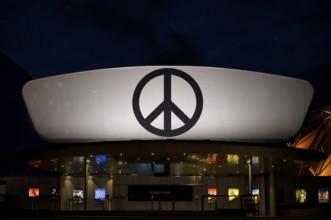 Night shot, oversized logo, sign, pictogram, PEACE, Stage Theater an der Elbe, musical, Michael